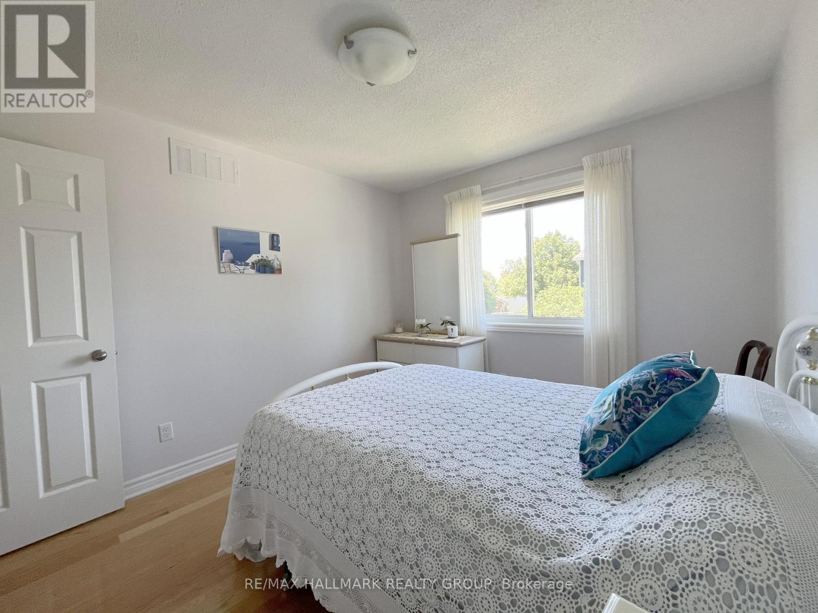 406 VAN DUSEN STREET N - 32