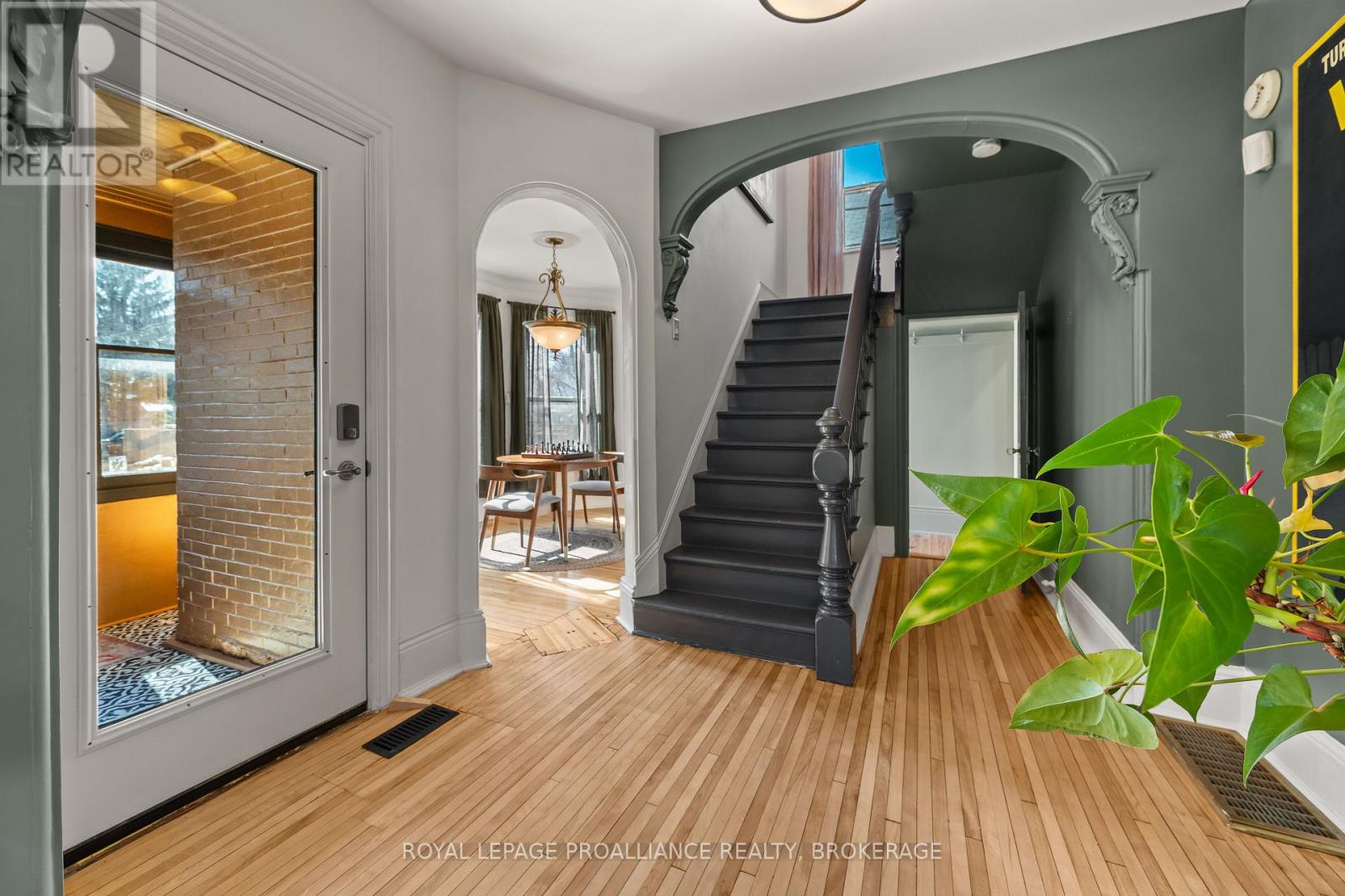 145 CHARLES STREET N - 37