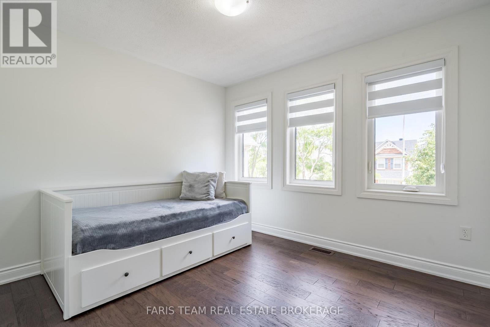 26 KIDD CRESCENT - 27