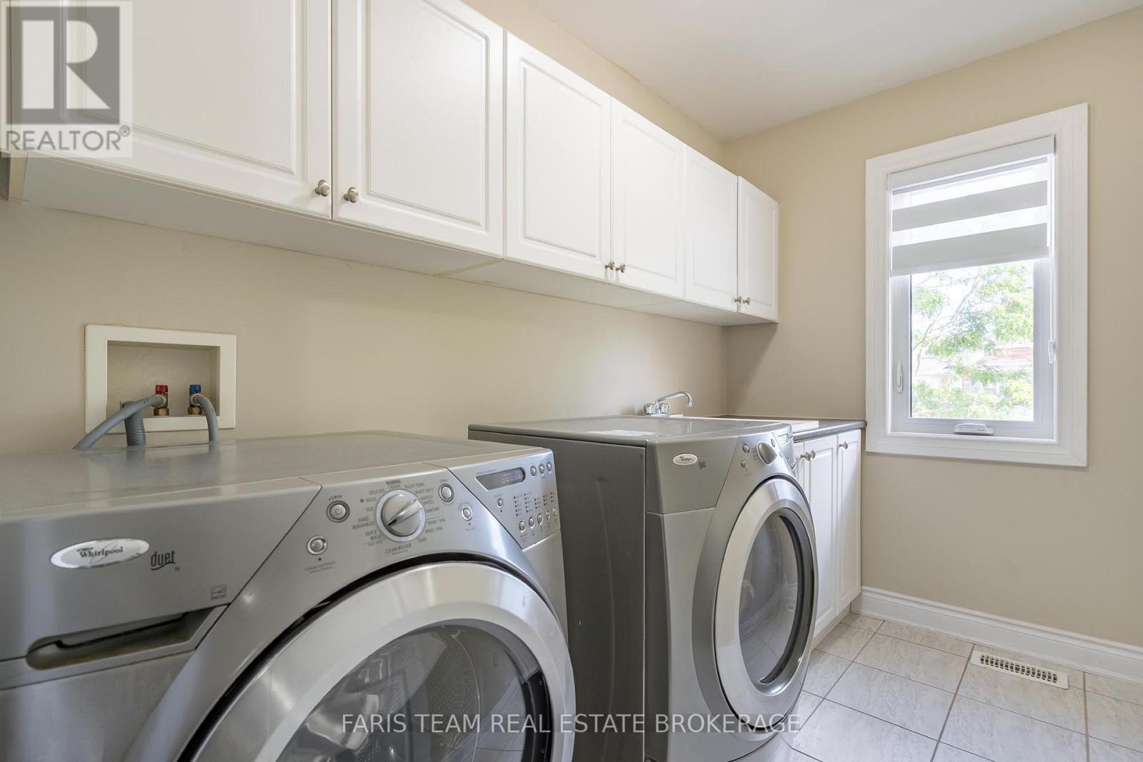 26 KIDD CRESCENT - 34