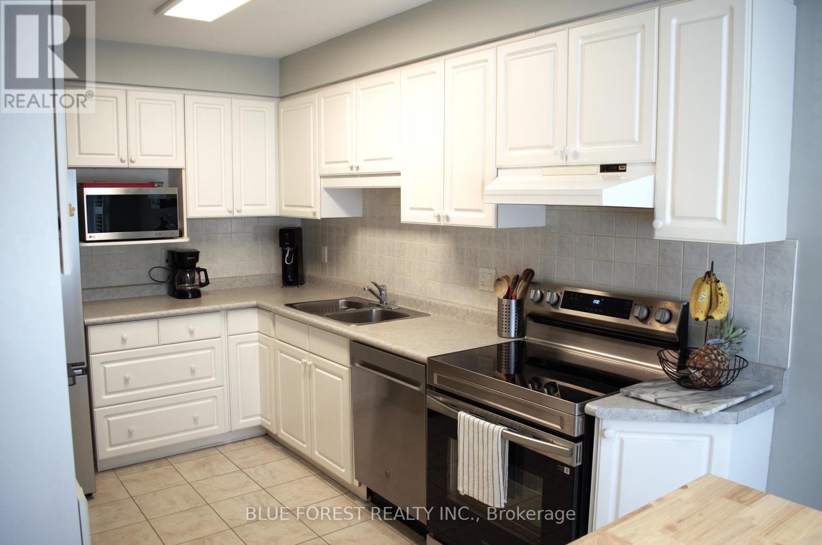 #3 410 AMBLESIDE DRIVE - 3