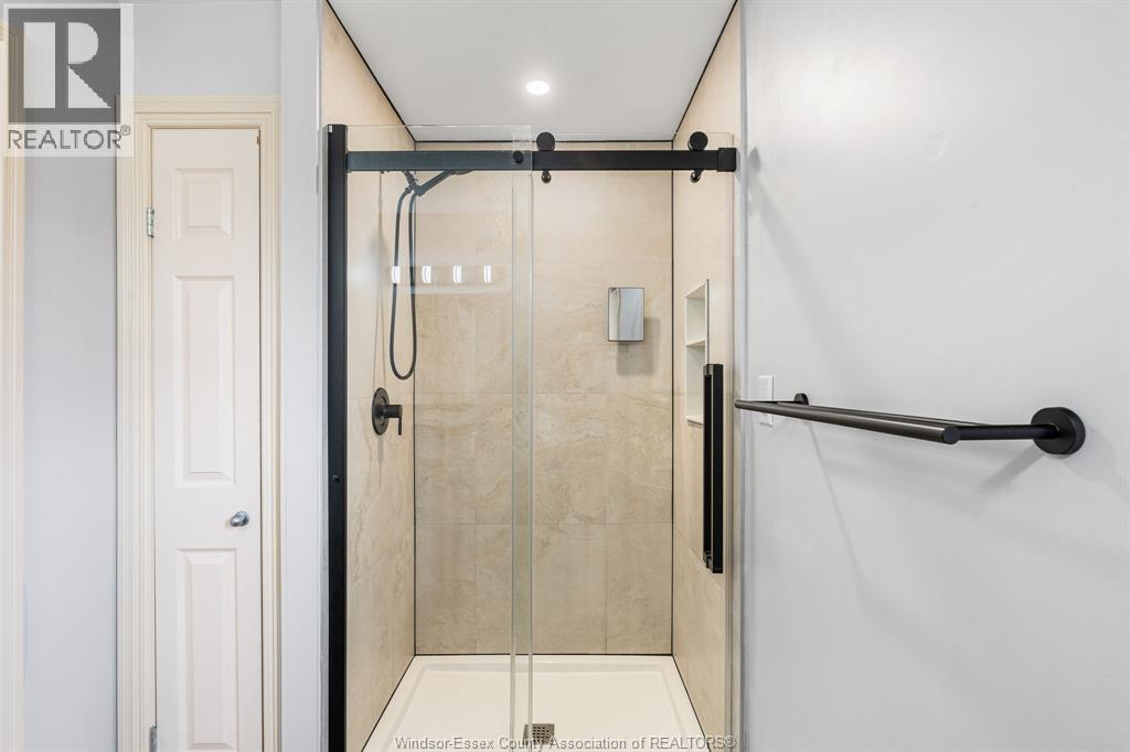 7 Beniuk COURT - 14