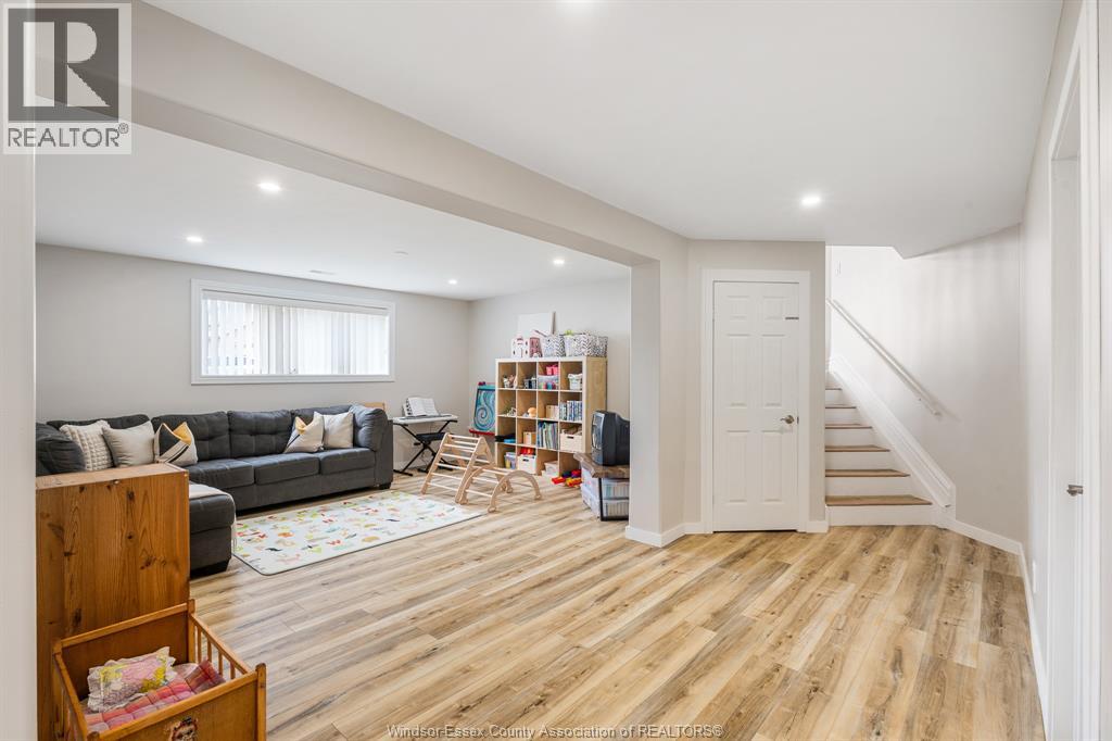 7 Beniuk COURT - 25