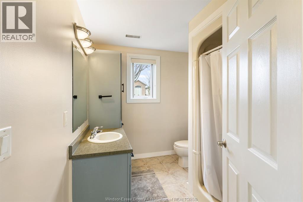 7 Beniuk COURT - 28