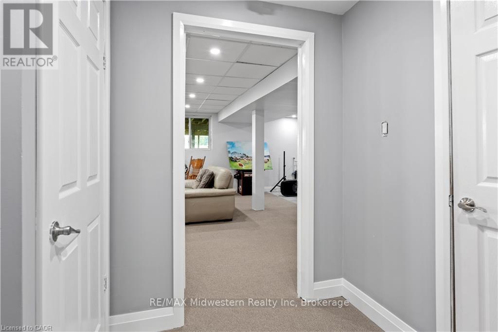 122 BRIDGE CRESCENT - 34