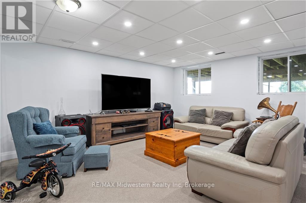 122 BRIDGE CRESCENT - 35