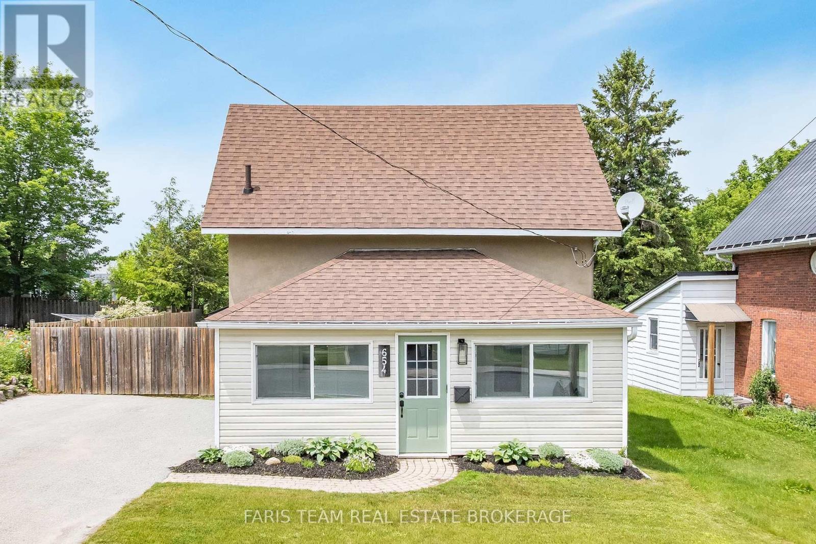 654 VICTORIA STREET - 2