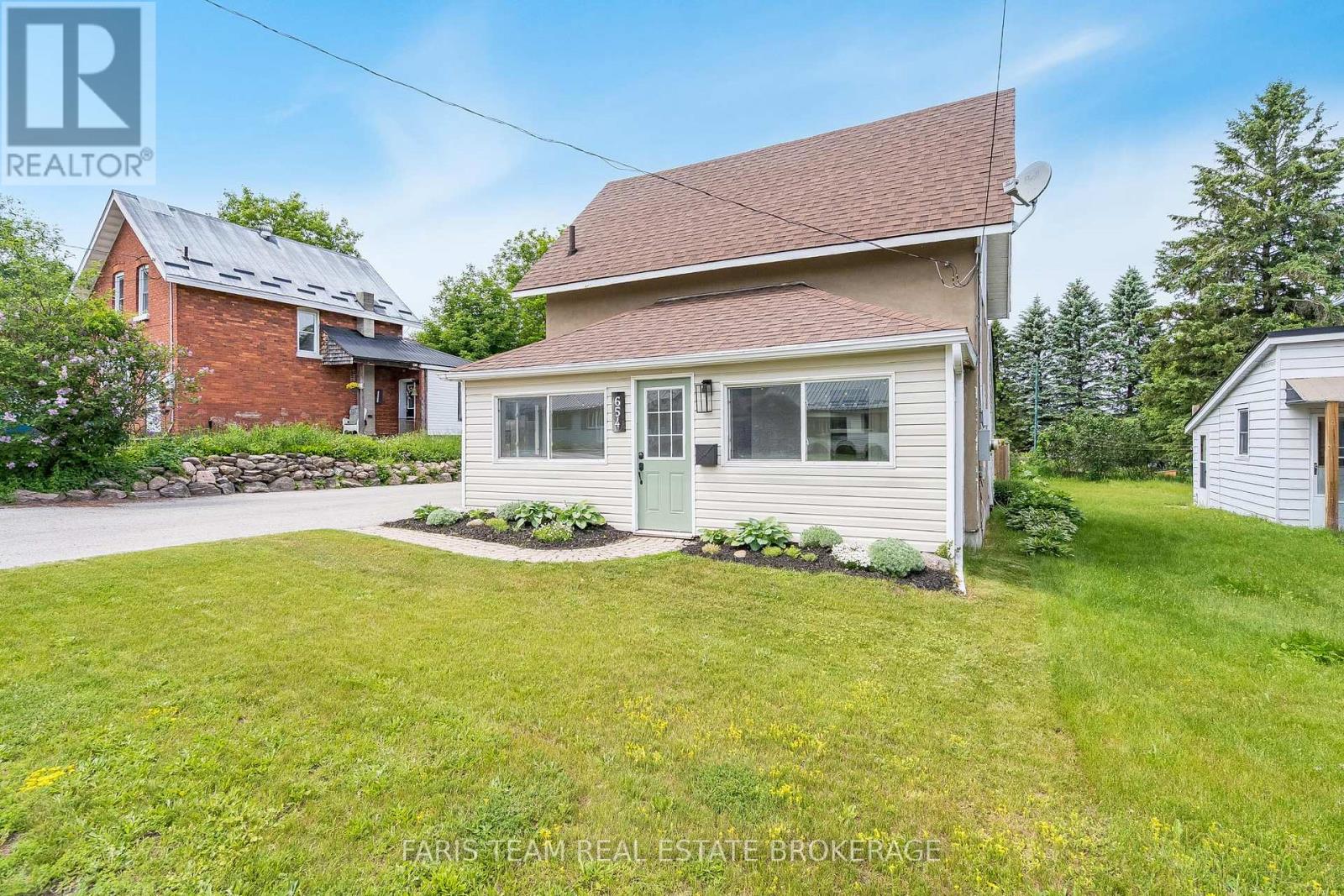 654 VICTORIA STREET - 3