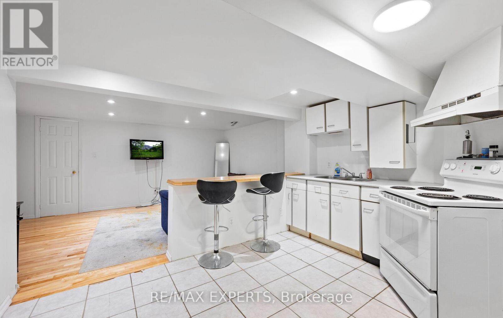 1 GOODFELLOW CRESCENT - 33
