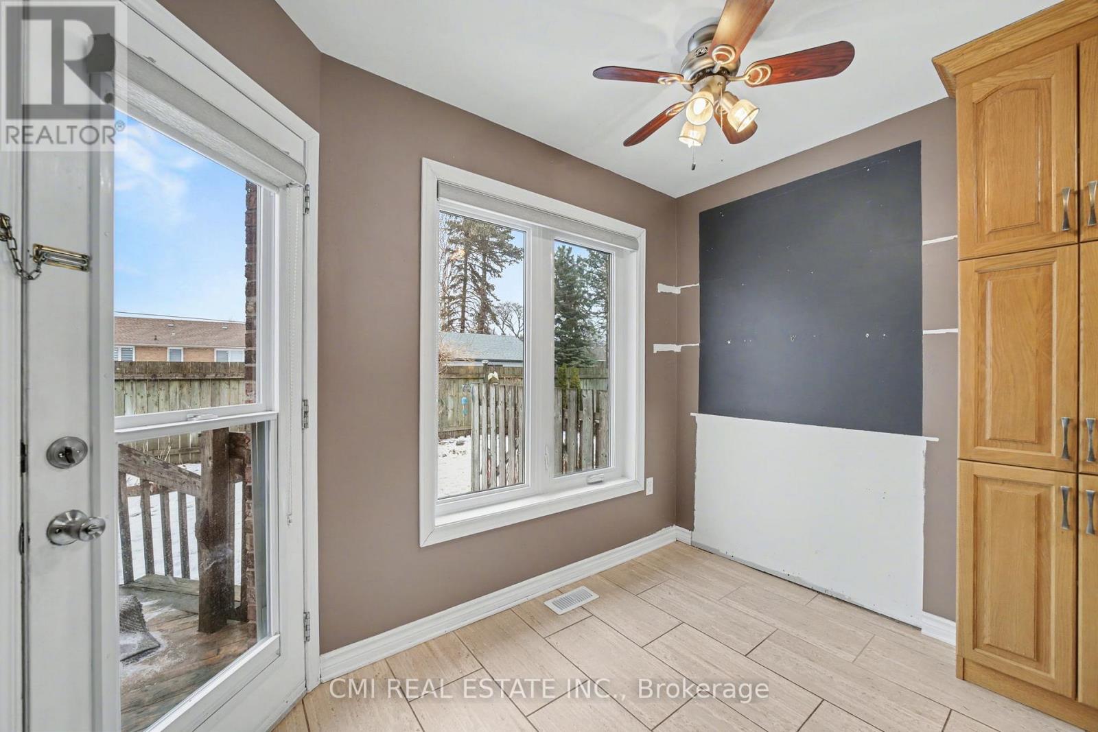 #3 5070 DRUMMOND ROAD - 16