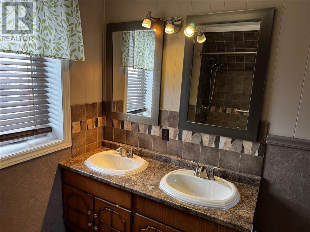 16 Lorne Street S - 13