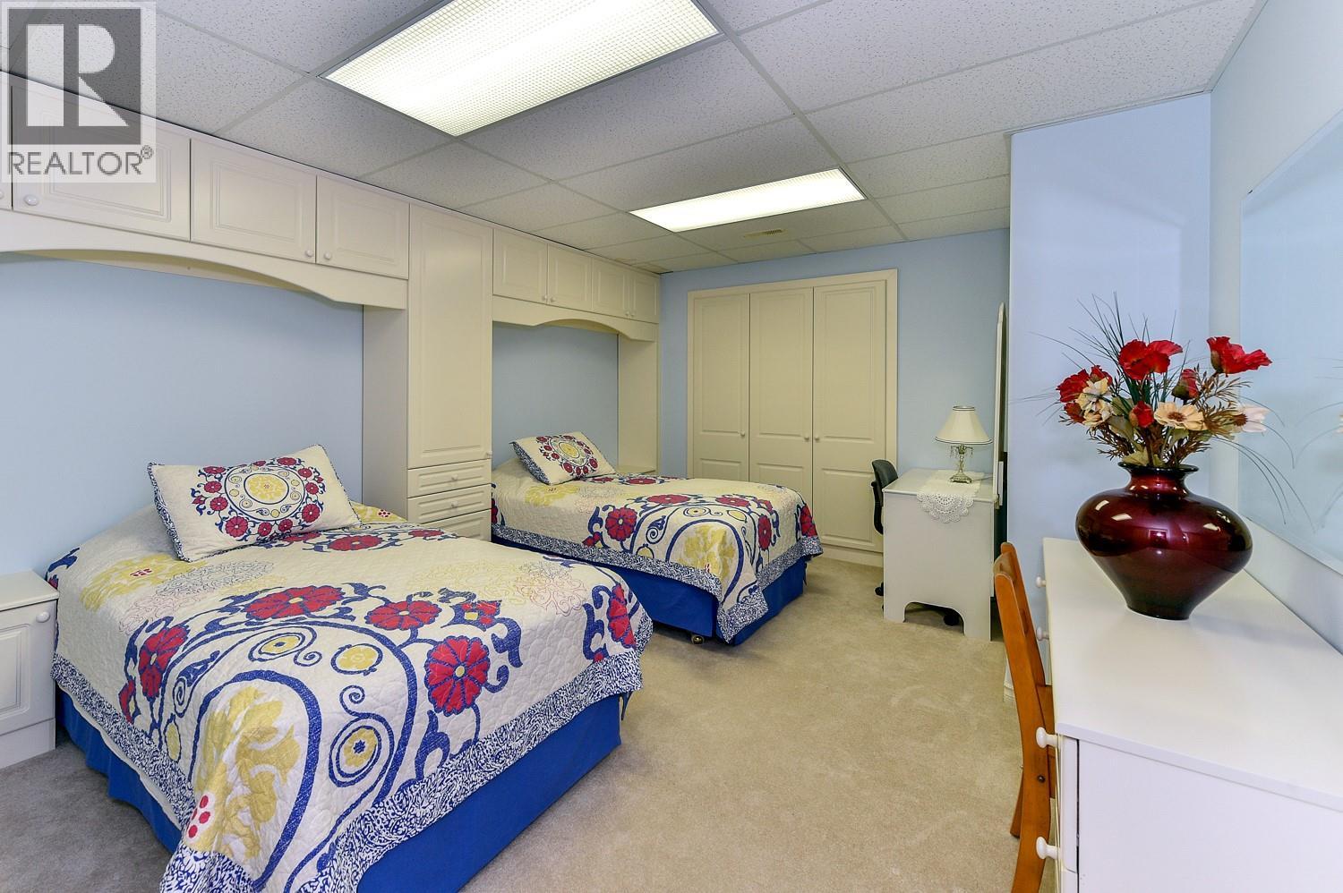 #14 4400 Gallaghers Drive E - 33