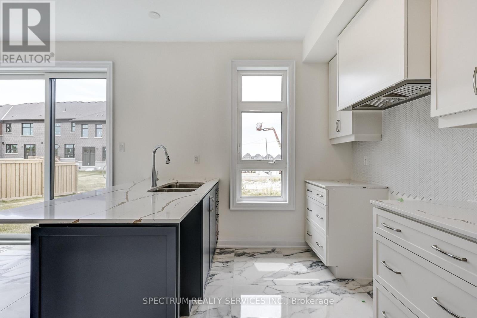172 ADARIO CRESCENT - 14