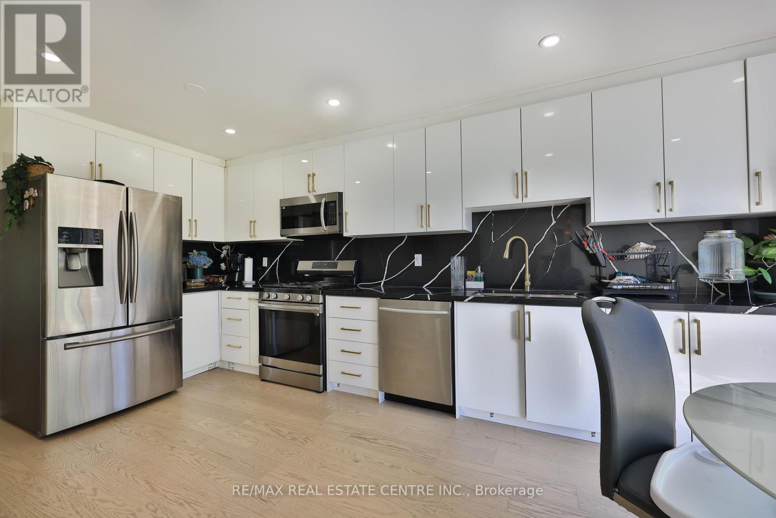 3826 FOREST BLUFF CRESCENT - 21