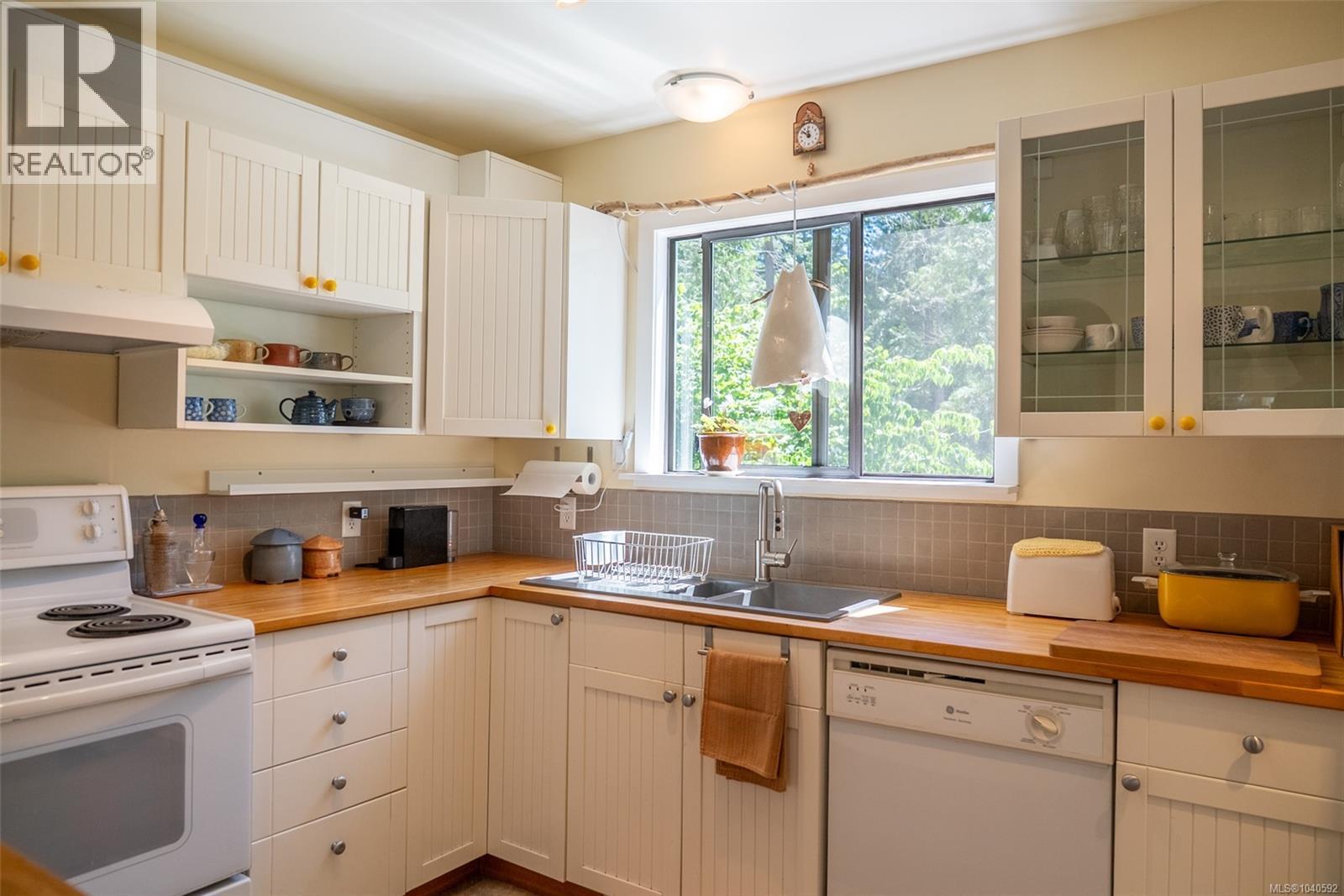 7913 Swanson View Dr, Pender Island