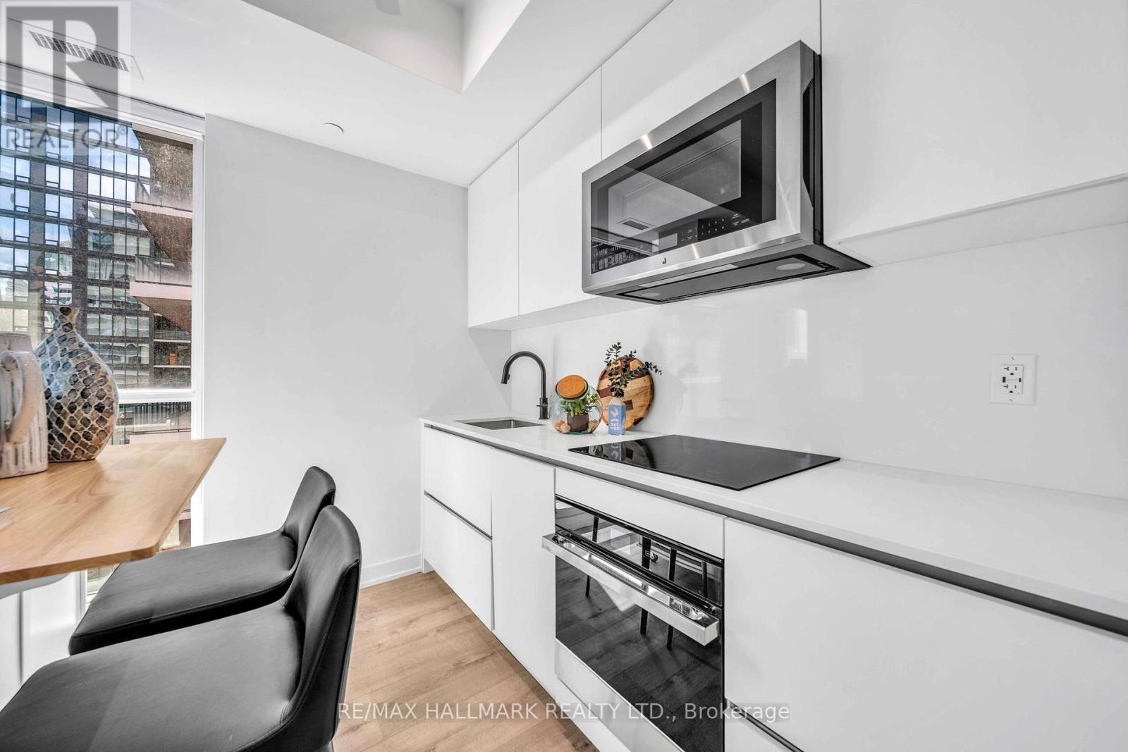 #1703 327 KING STREET W - 11