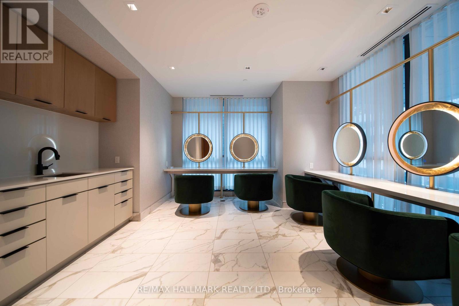 #1703 327 KING STREET W - 18