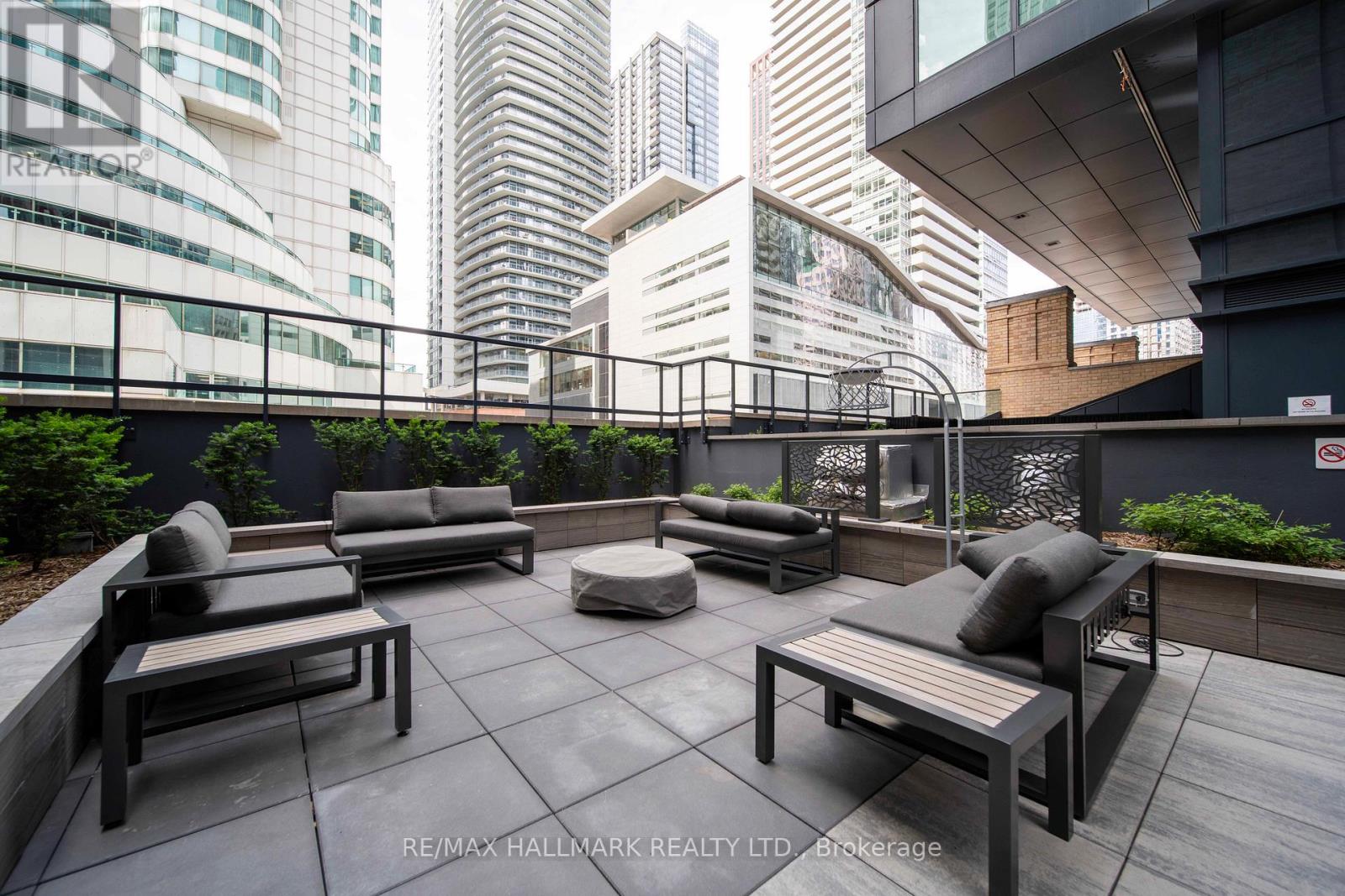 #1703 327 KING STREET W - 22