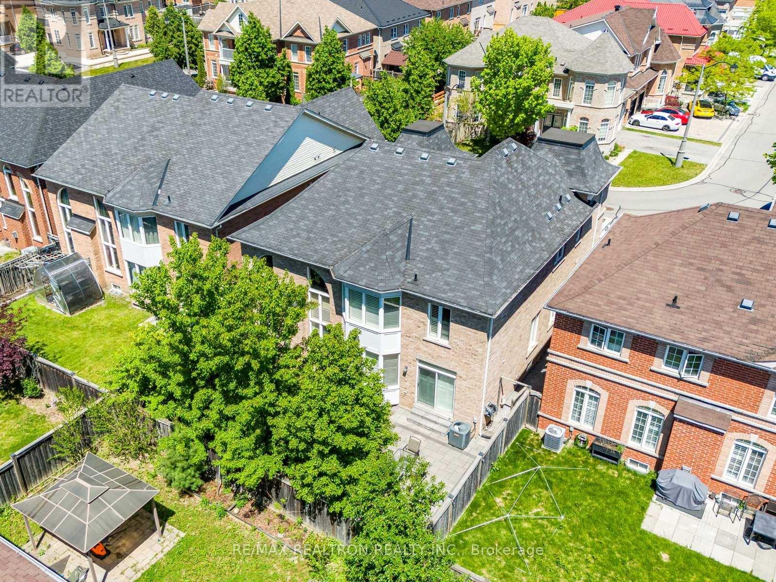 21 RENNIE AVENUE - 48