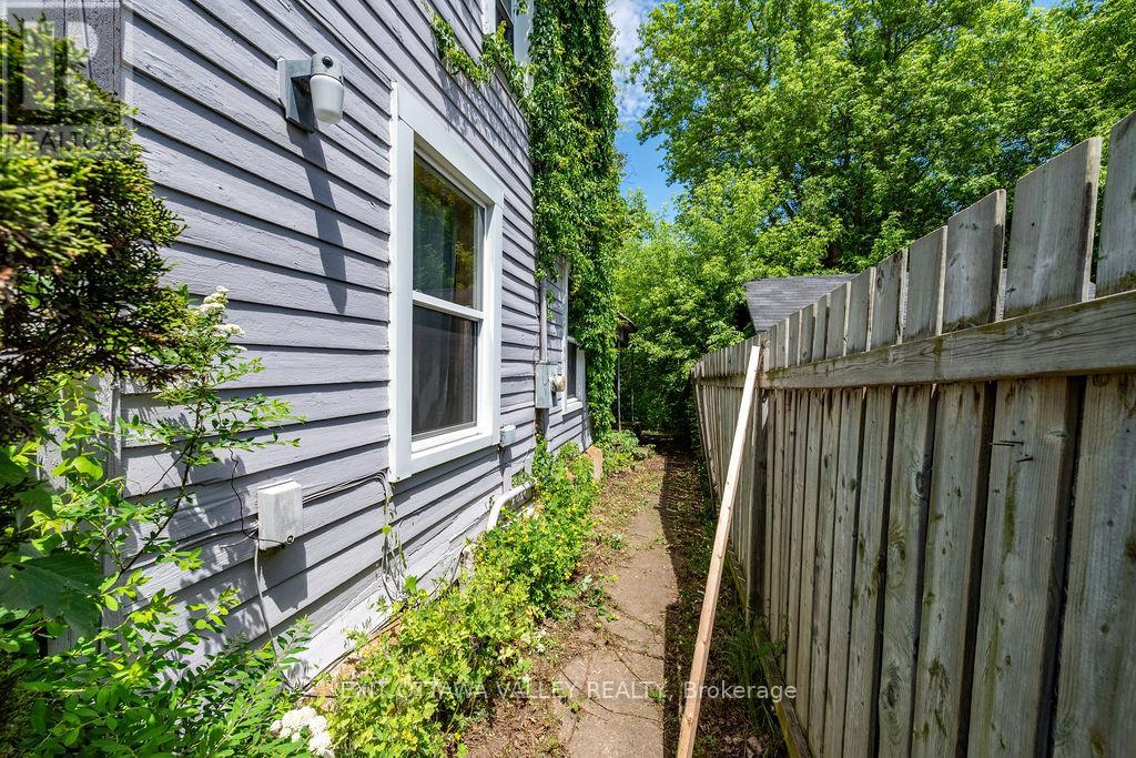 815 PEMBROKE STREET W - 48