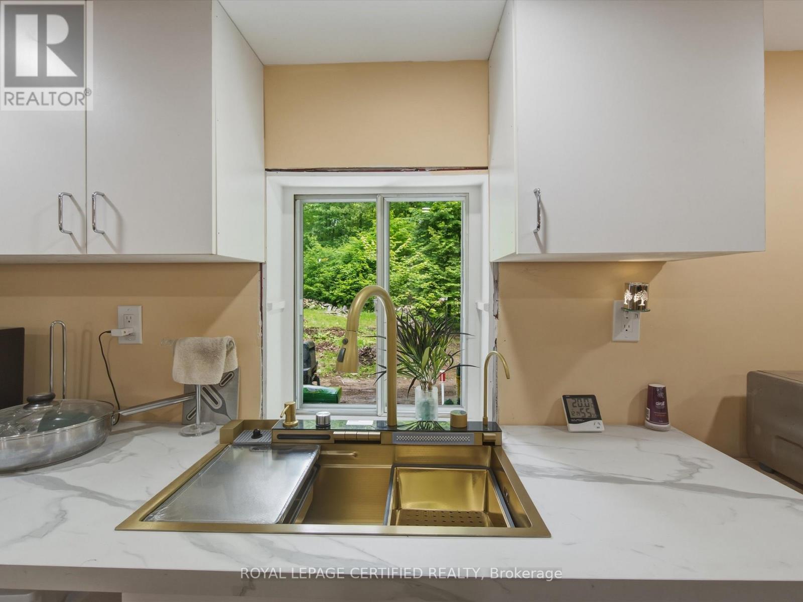 240 BRITANNIA ROAD - 16