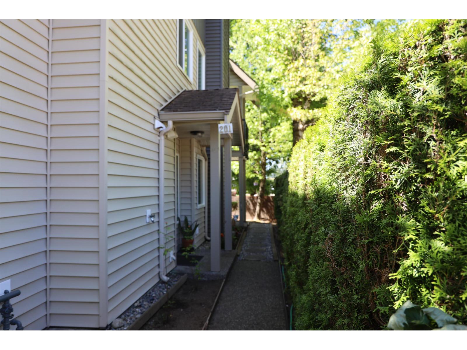 201 8972 FLEETWOOD WAY, Surrey