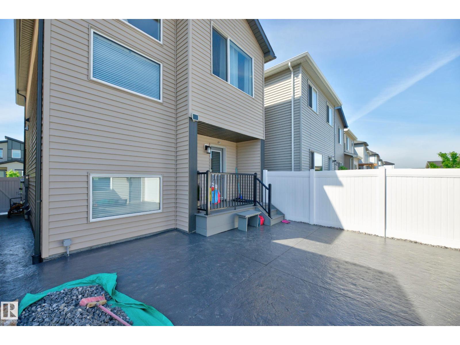 7020 181 AV NW - 7