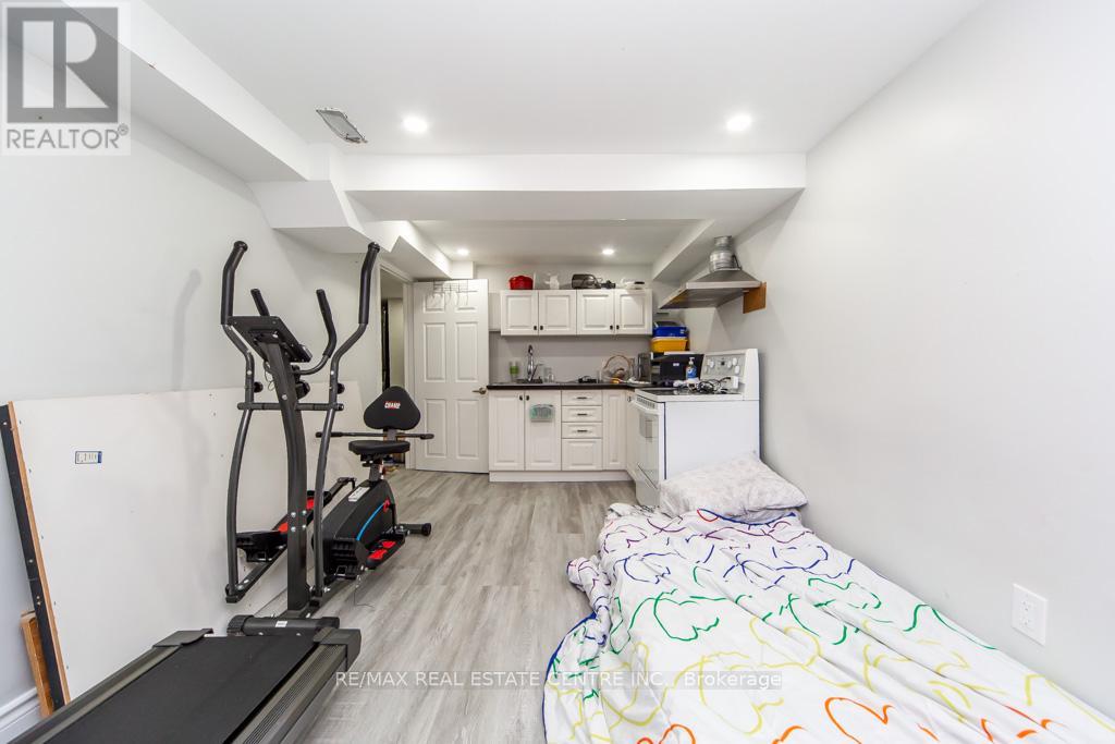 12 GREENHILLS SQUARE - 32