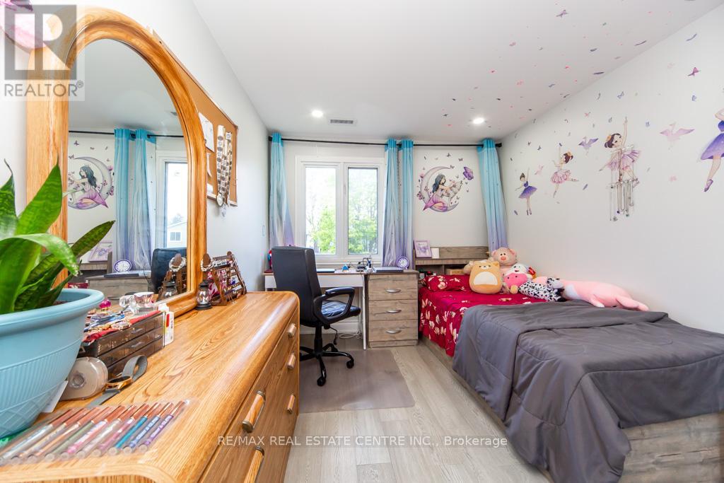 12 GREENHILLS SQUARE - 43
