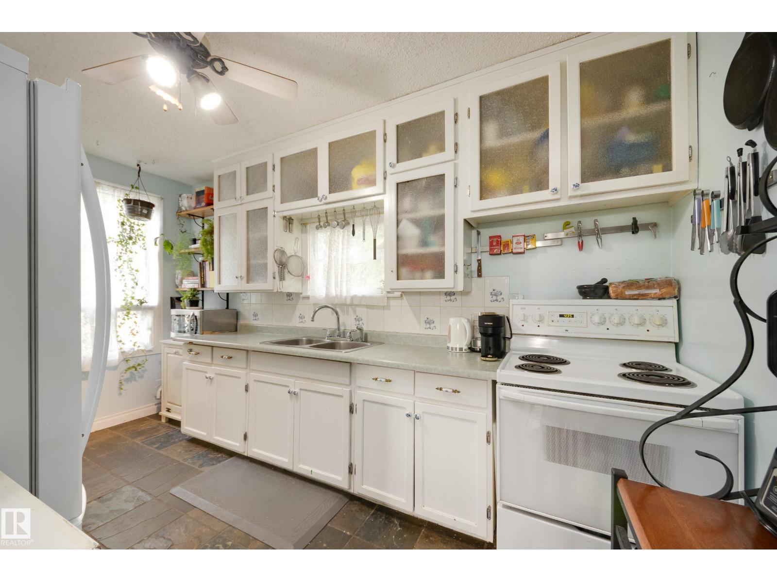 10631 71 AV NW — photo 8