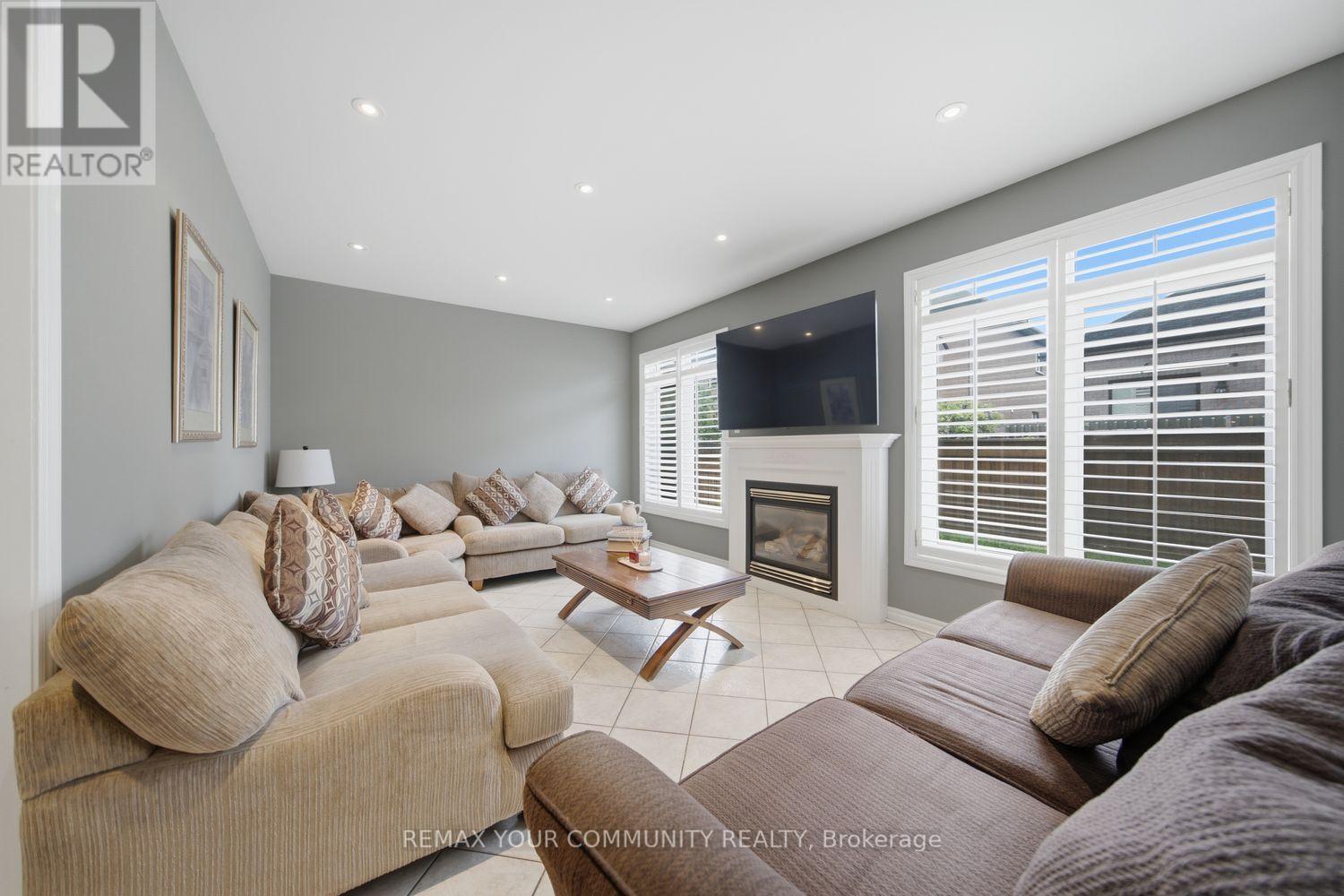 10 ST CLARE BOULEVARD - 18