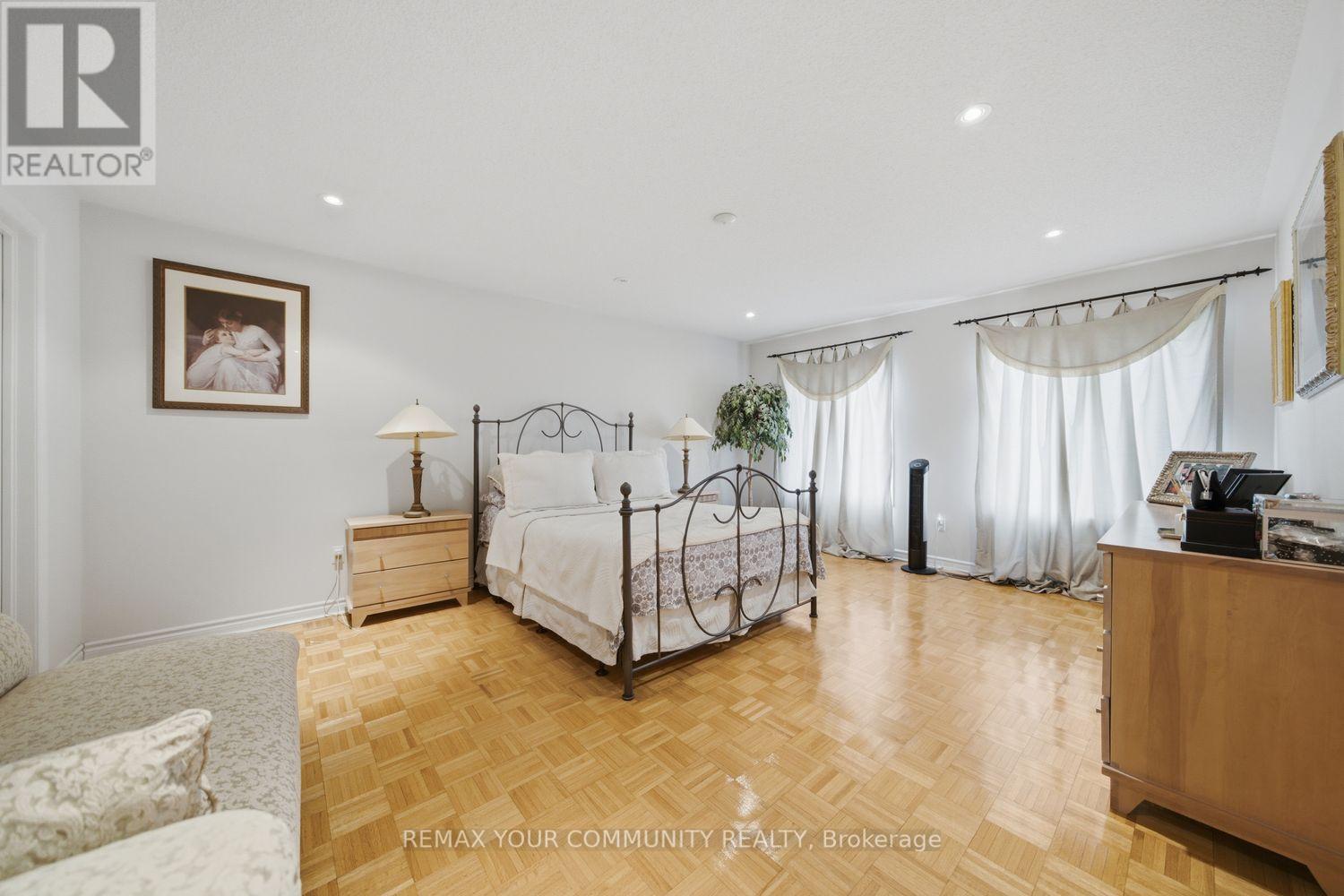 10 ST CLARE BOULEVARD - 24