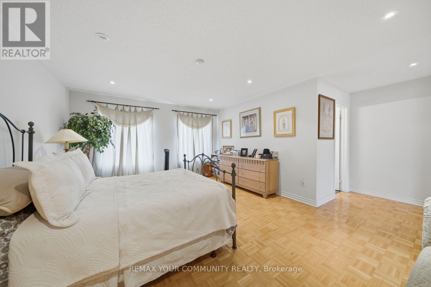 10 ST CLARE BOULEVARD - 25