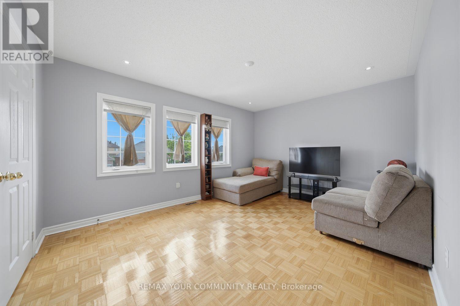 10 ST CLARE BOULEVARD - 32