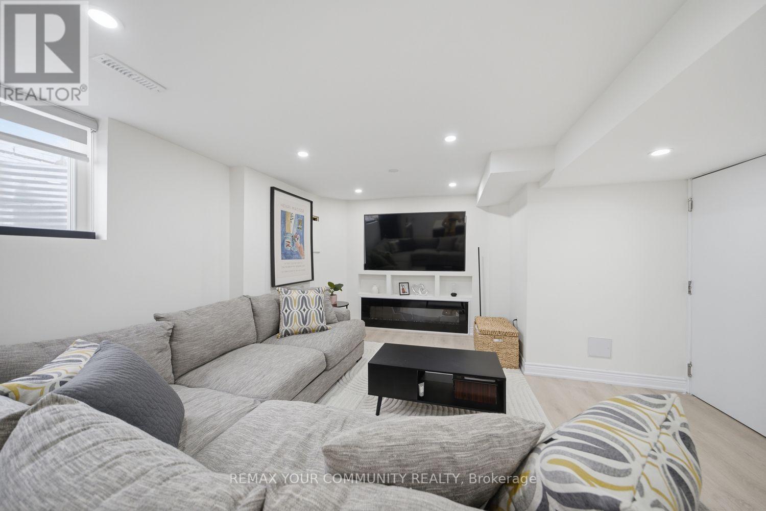 10 ST CLARE BOULEVARD - 35
