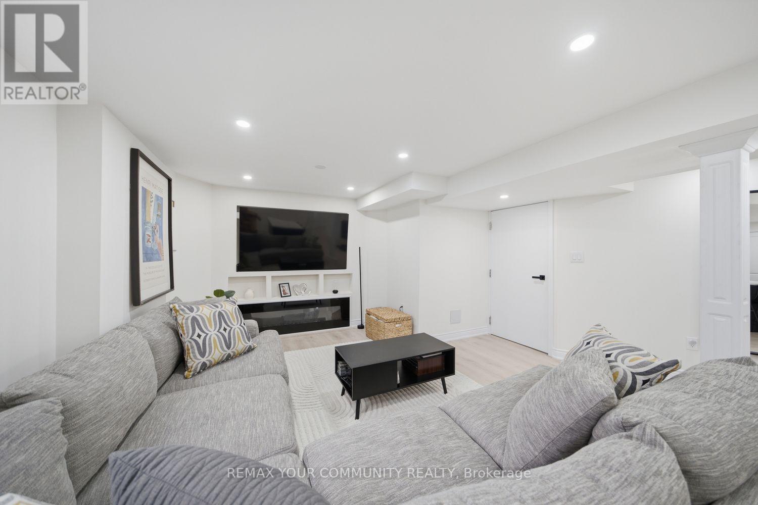 10 ST CLARE BOULEVARD - 36