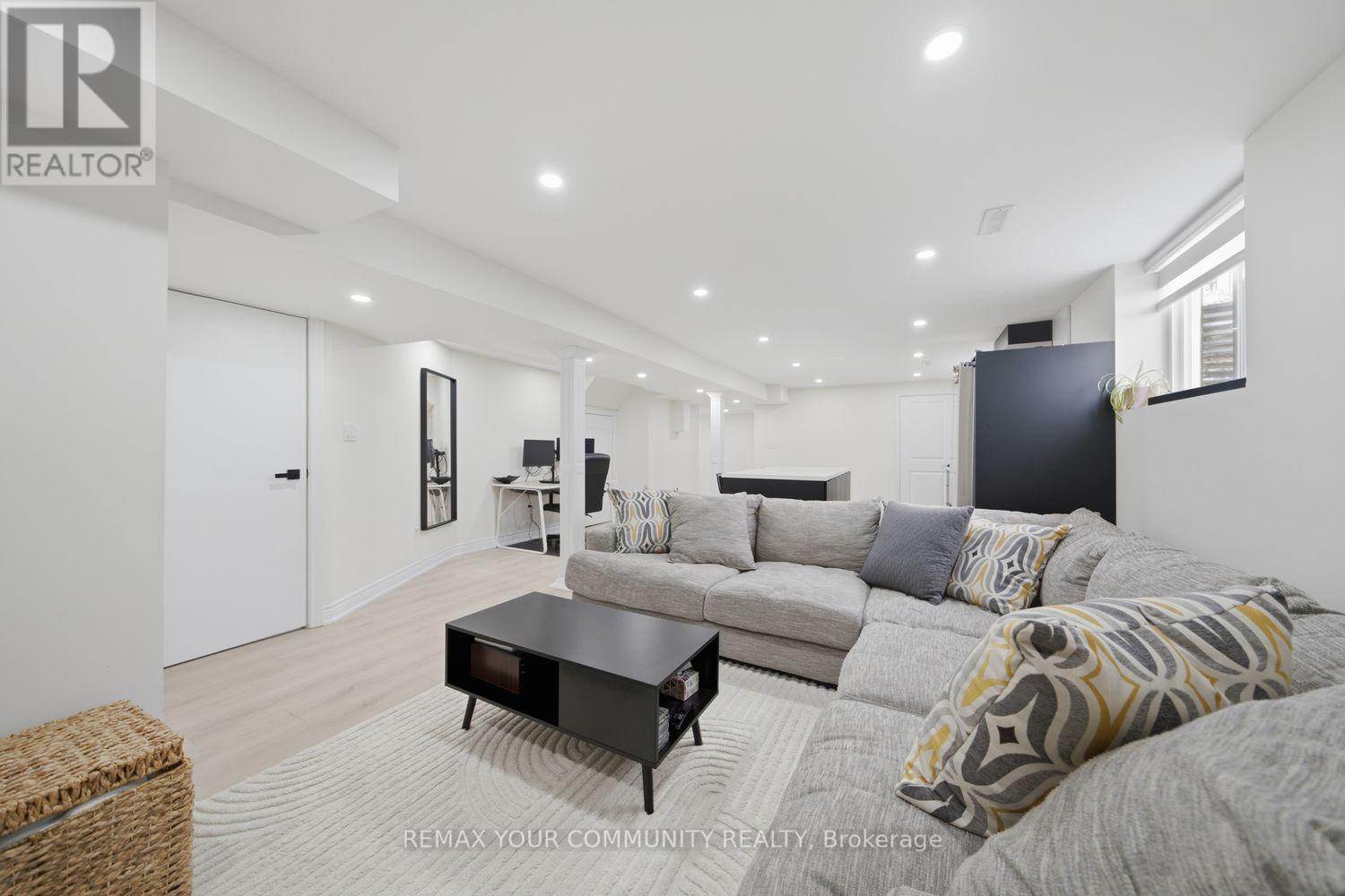 10 ST CLARE BOULEVARD - 37