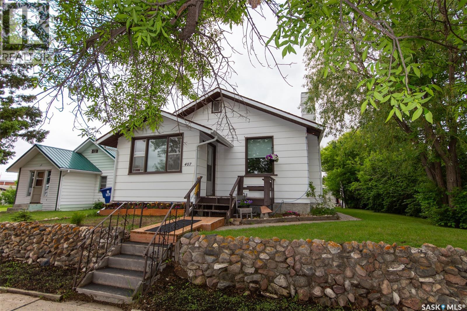 407 2nd STREET E - 1