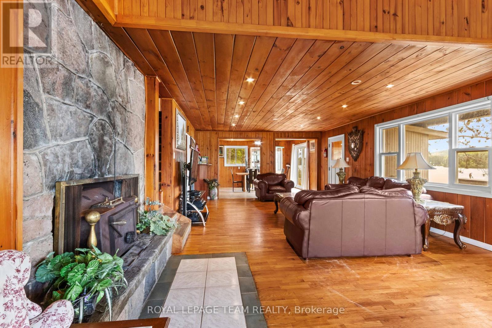 682 LONG LAKE ROAD - 12