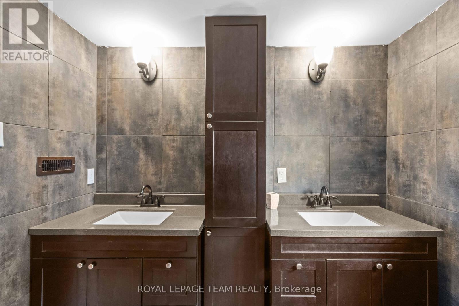 682 LONG LAKE ROAD - 32