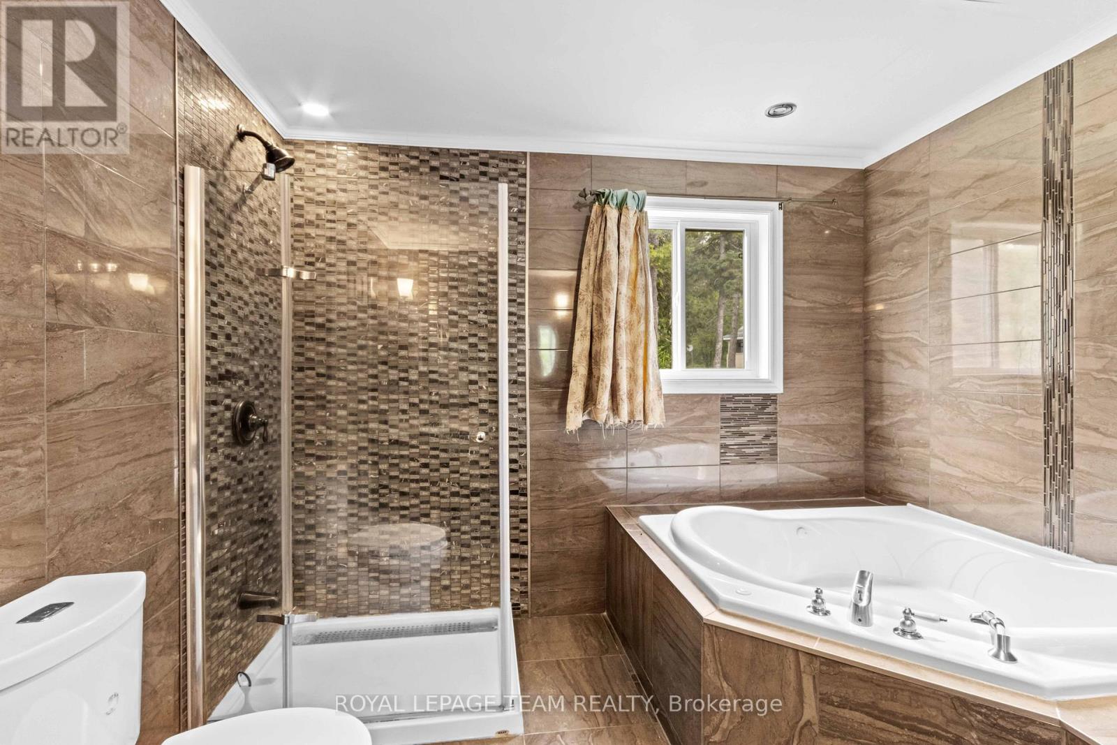682 LONG LAKE ROAD - 35