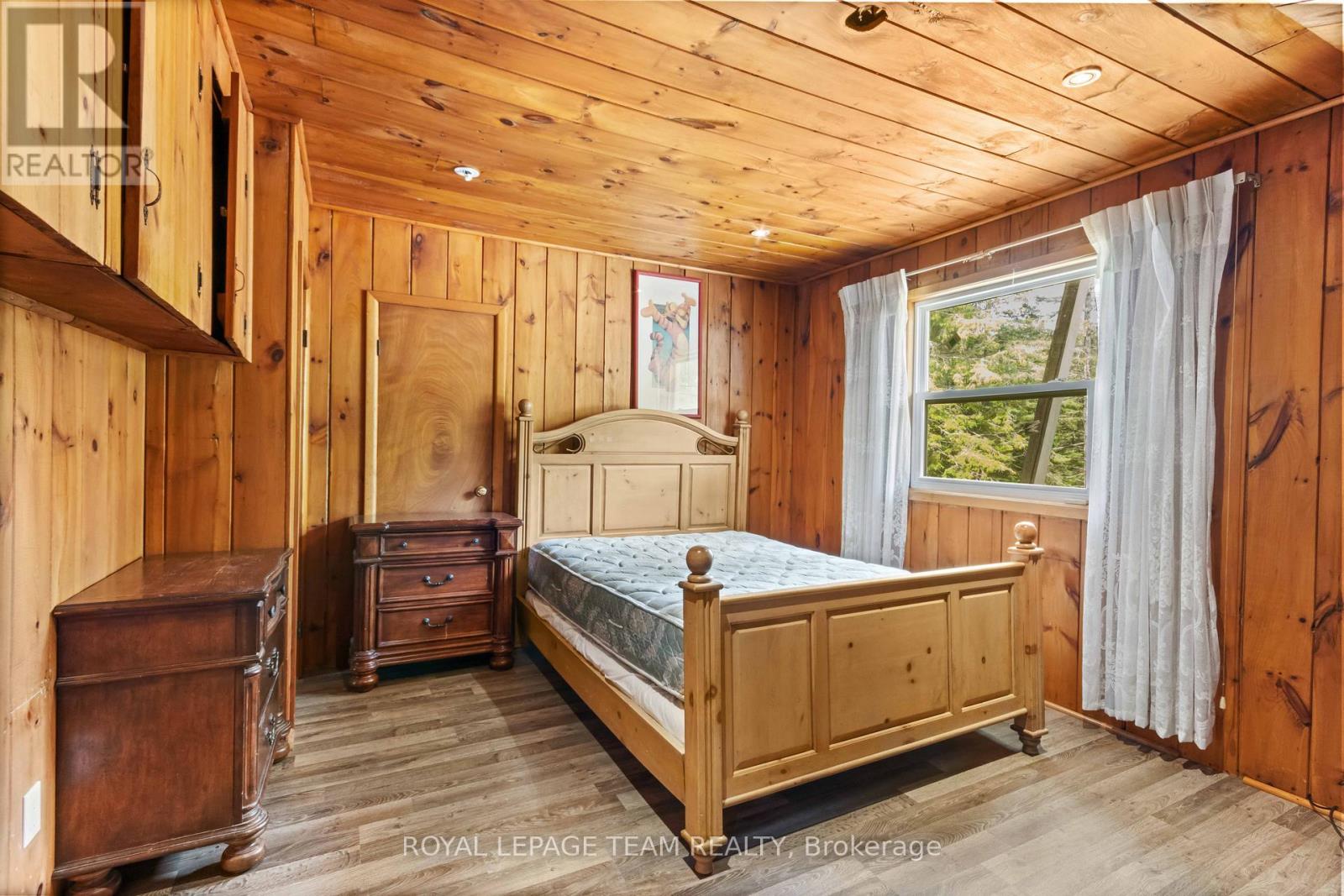 682 LONG LAKE ROAD - 36
