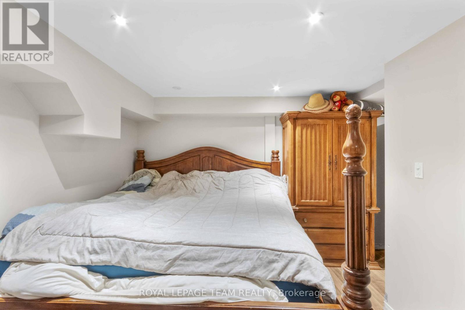 682 LONG LAKE ROAD - 37
