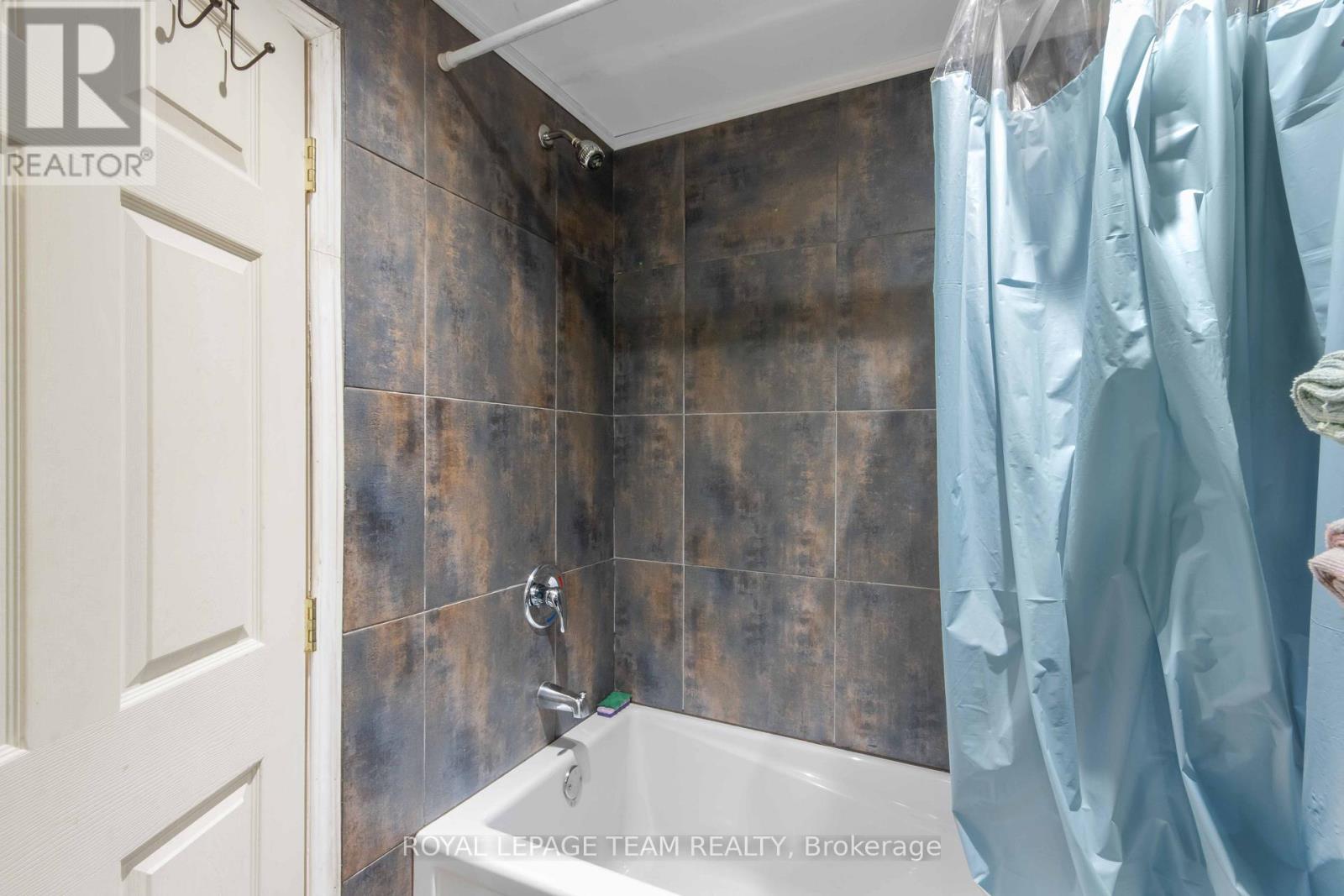 682 LONG LAKE ROAD - 40
