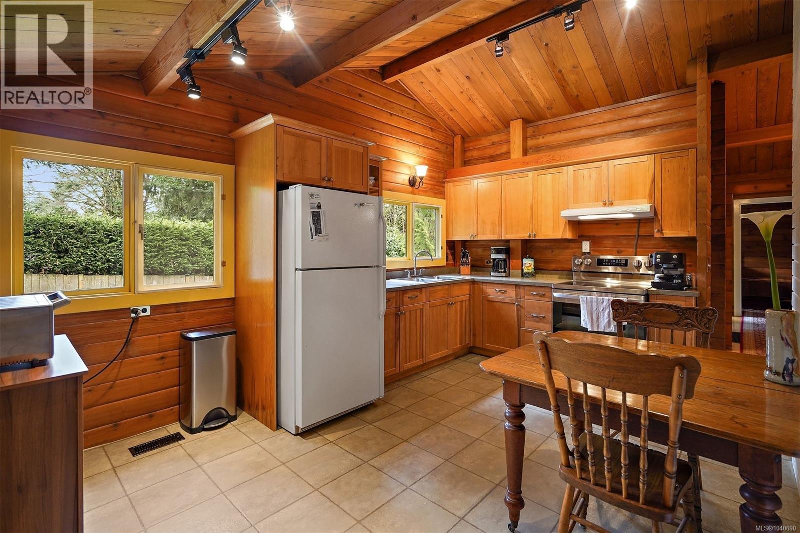 1887 Llewellyn Pl, North Saanich