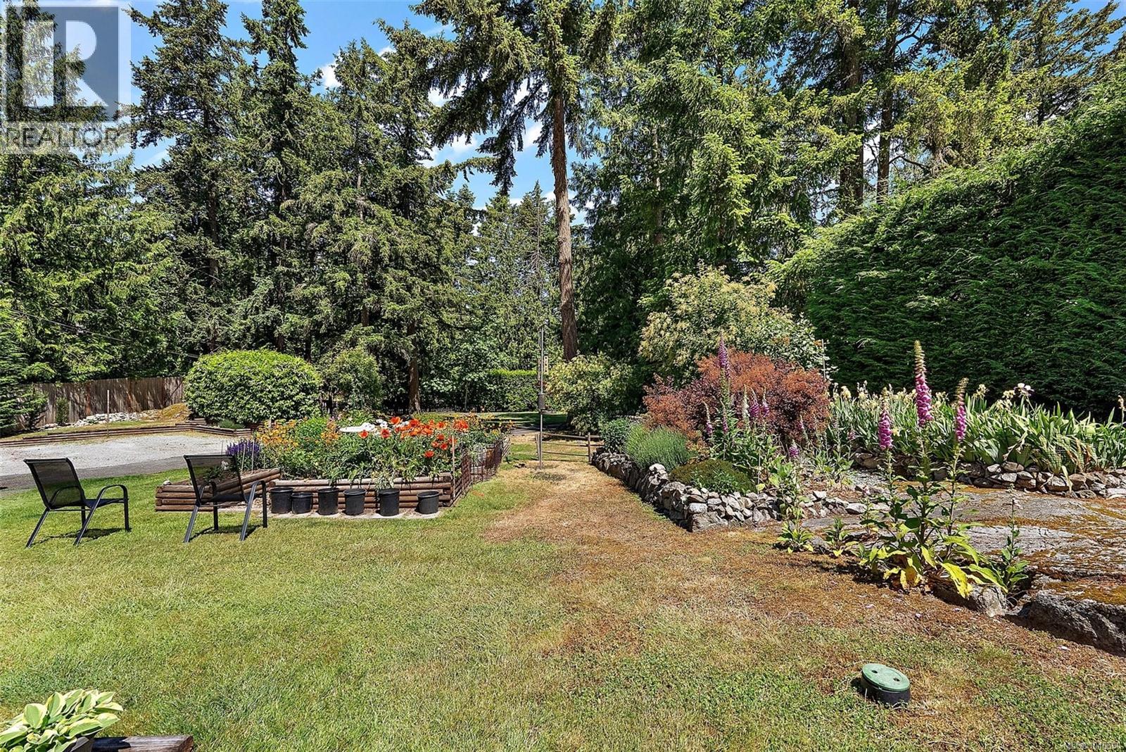 1887 Llewellyn Pl, North Saanich