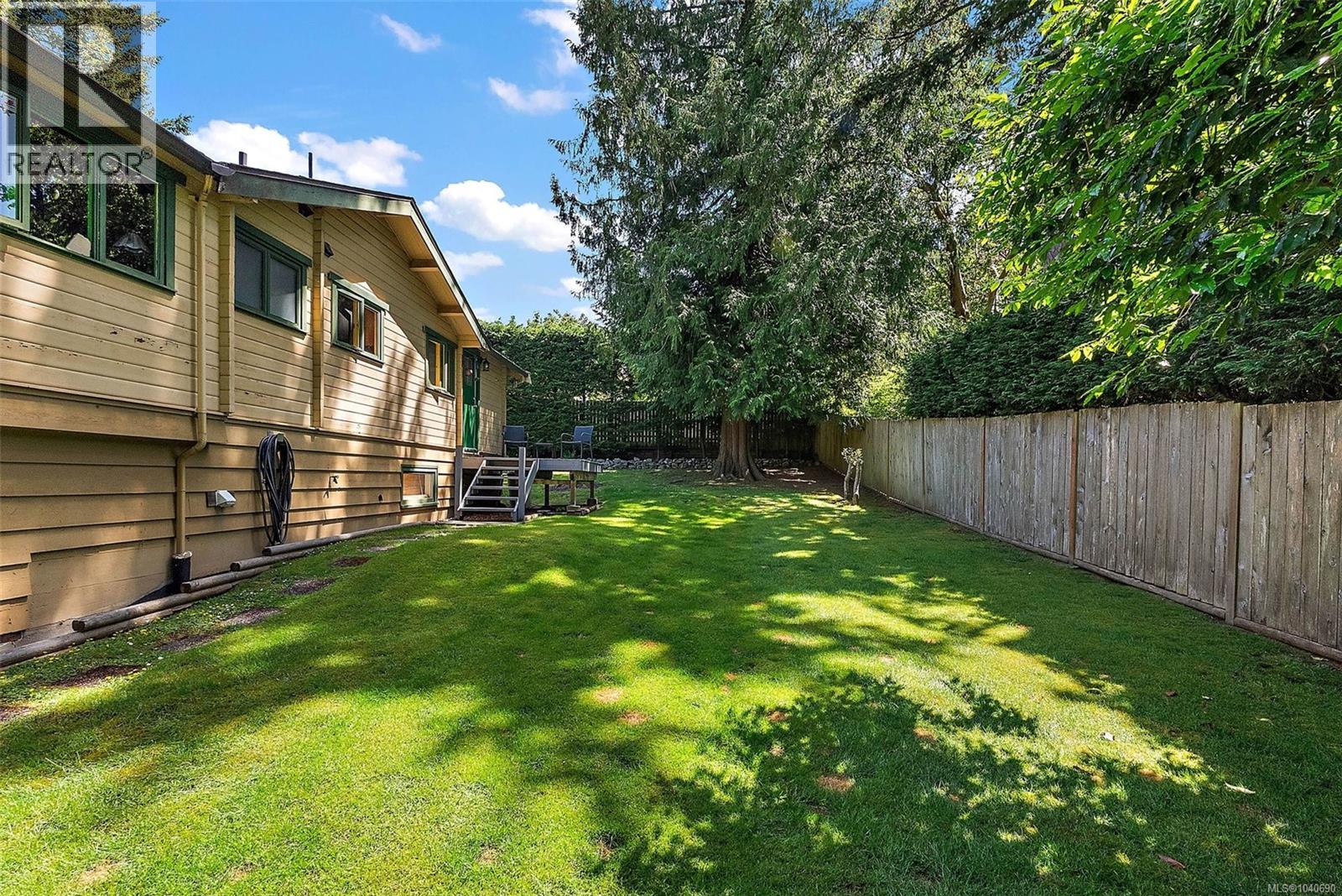 1887 Llewellyn Pl, North Saanich