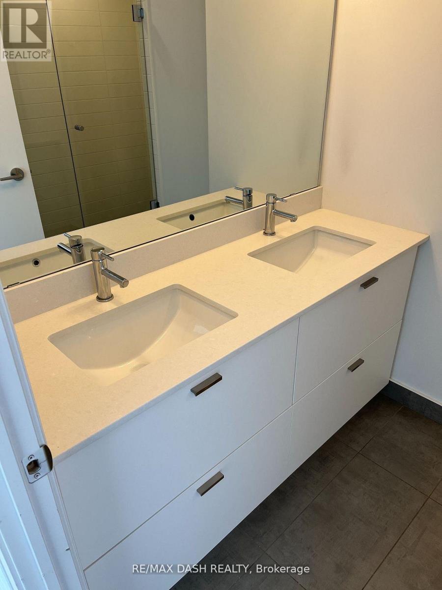 #806W 27 BATHURST STREET - 11