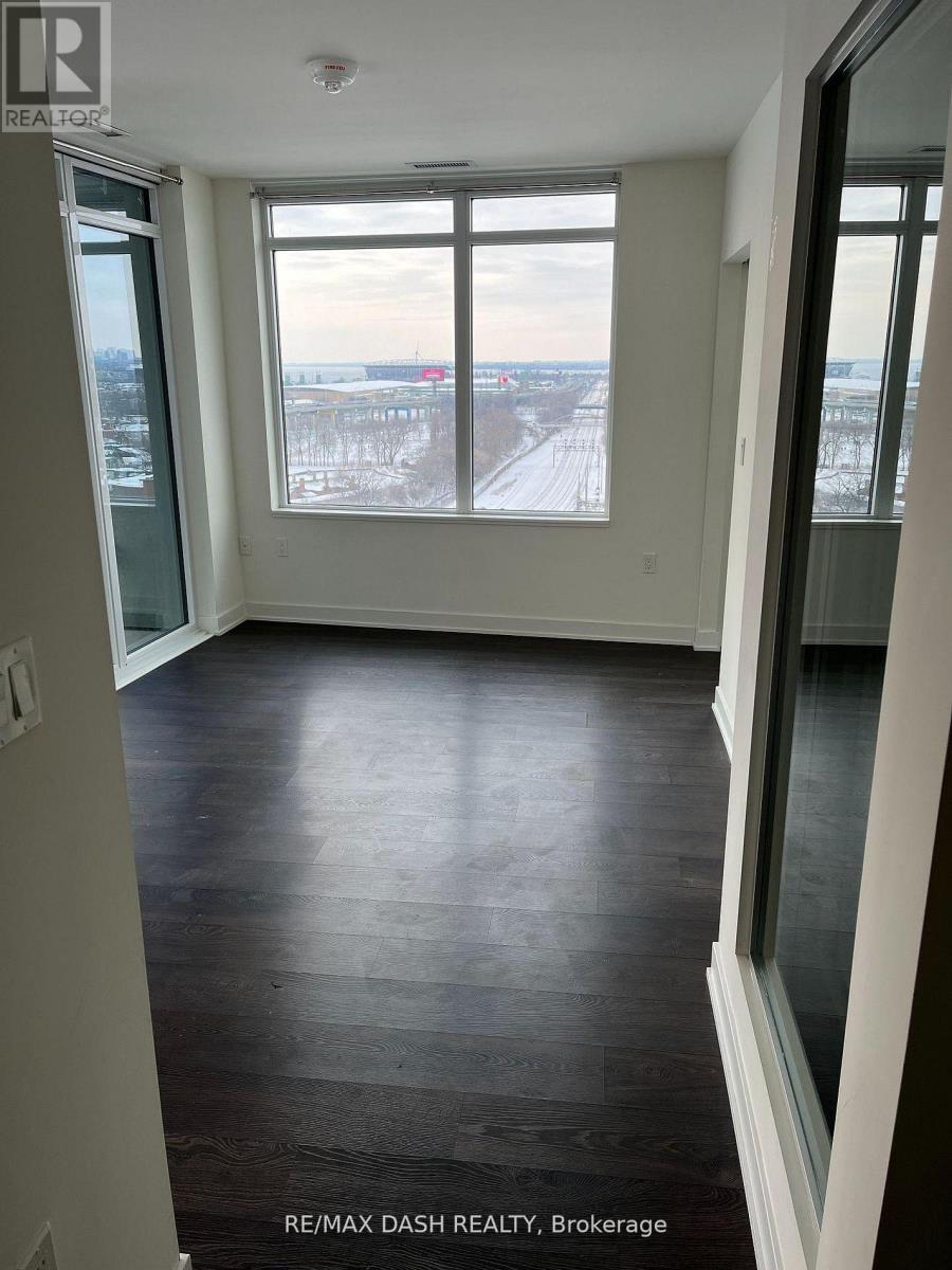#806W 27 BATHURST STREET - 13