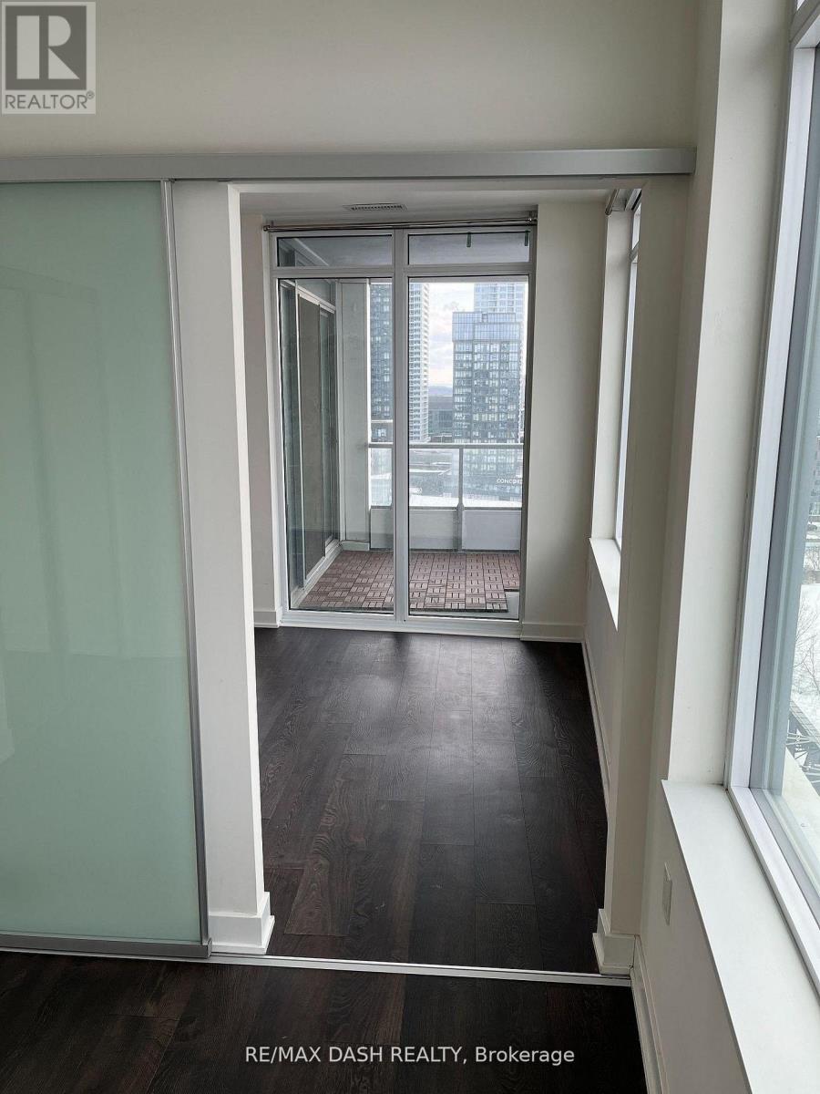 #806W 27 BATHURST STREET - 16